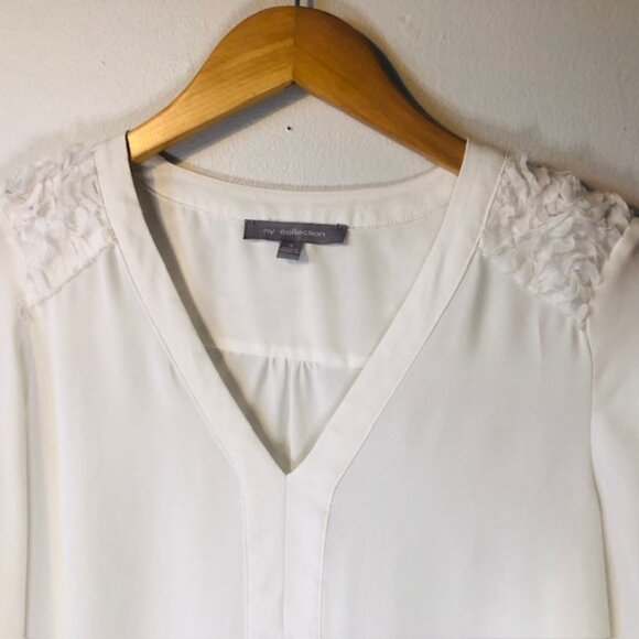 Rose Petal V-Neck Blouse EUC S White Applique Textured Workwear Top - Picture 2 of 7